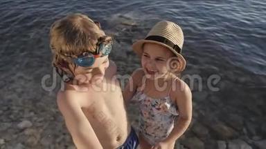 沙滩智能手机上可爱的儿童视频聊天